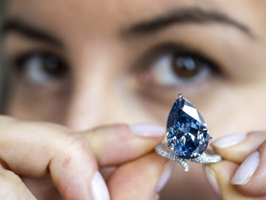 Blauer-Diamant-aus-Promi-Besitz-bringt-bei-Auktion-Millionen