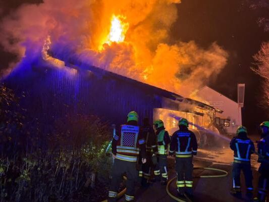 Feuerwehr bekämpfte Gebäudebrand in Amstetten