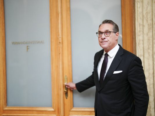 Strache-akzeptiert-Klage-wegen-Lebensversicherung