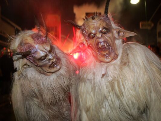 Sanit-ter-bei-steirischem-Perchtenlauf-mit-B-ller-beworfen