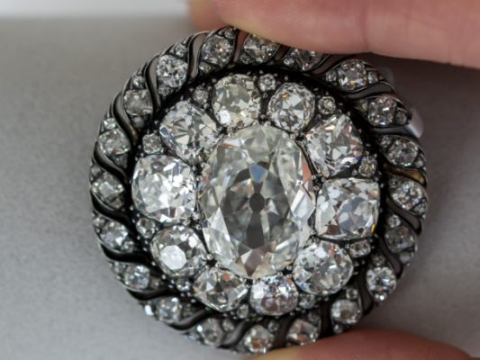 Brosche-von-Napoleon-f-r-3-79-Mio-Euro-versteigert