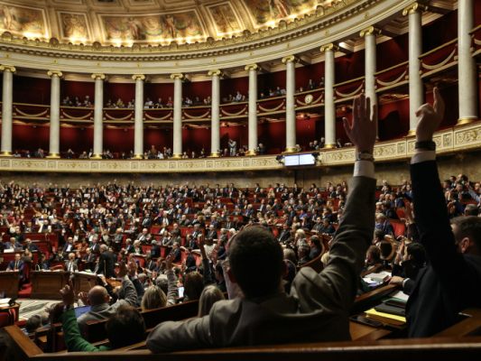Frankreich-Parlament-stimmt-f-r-Pensionsreformaussetzung