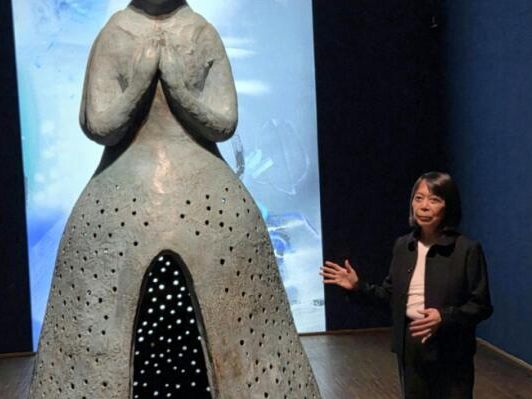 Einmal-kein-D-rer-700-Kilo-Hasenskulptur-in-der-Albertina