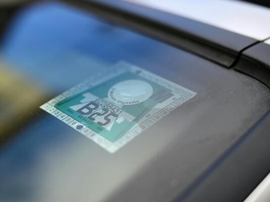 Nationalrat-tagt-zum-Aus-der-Klebevignette