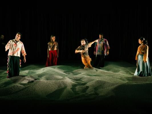 TEATA-Auftakt-mit-Gudarzis-quot-Das-Ende-ist-nah-quot-bejubelt