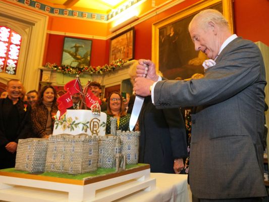 K-nig-Charles-feiert-Geburtstag-in-Wales