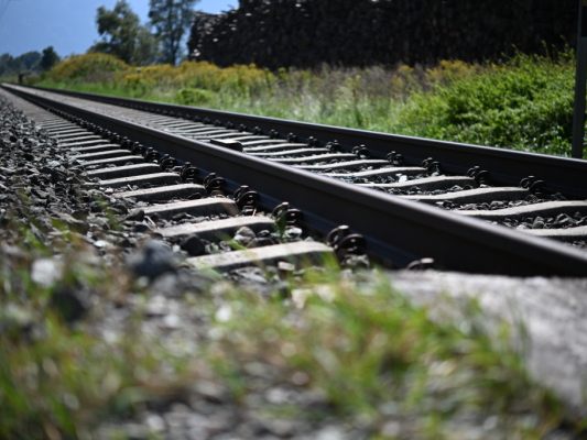 Die Frau wurde neben den Gleisen gefunden