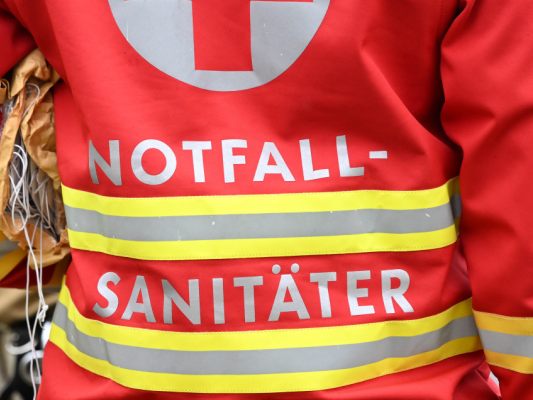 Fu-g-nger-in-O-in-der-Nacht-von-Auto-berrollt