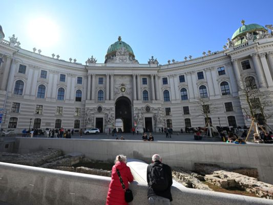 Mann-in-Ausgrabungsst-tte-am-Wiener-Michaelerplatz-gest-rzt