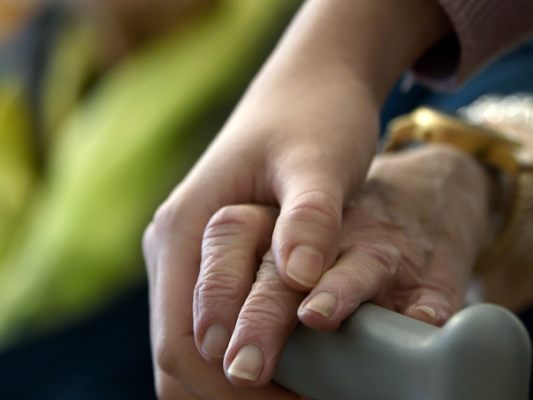 Auch zahlreiche Kinder sind mit Pflege konfrontiert