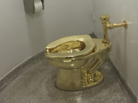Toilette-aus-Gold-um-12-1-Millionen-Dollar-versteigert