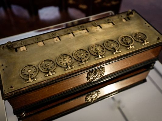 Auktionshaus-stoppt-Versteigerung-von-alter-Rechenmaschine