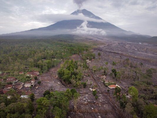 Evakuierungen-nach-Vulkanausbruch-in-Indonesien
