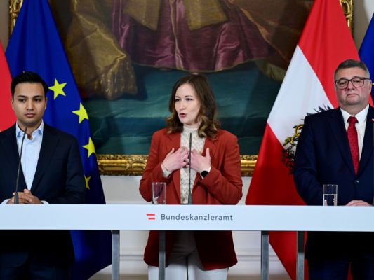 Kinderkopftuch für Regierung Zeichen von Unterdrückung