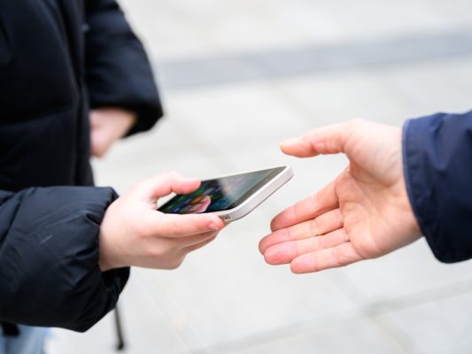 Gutes-Zeugnis-f-r-Handyverbot-an-K-rntner-Schulen