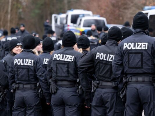 Polizei-sucht-nach-Hinweisen-zu-toter-Frau-in-Wald-in-Bayern