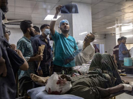 Arzt versorgt Verletzte in Krankenhaus in Dhaka