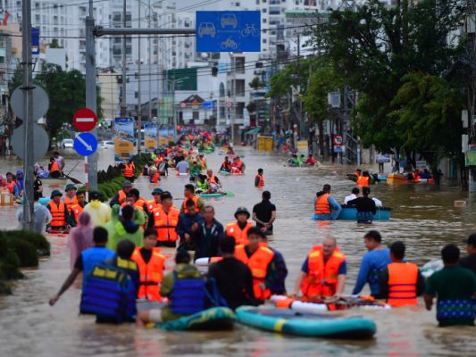 Mindestens-90-Tote-durch-berflutungen-in-Vietnam