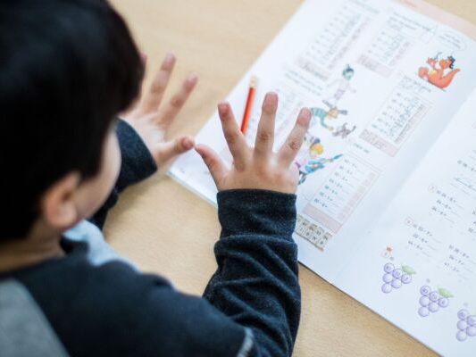 Finger-Rechnen-ist-Sprungbrett-f-r-Mathematik-Erfolg