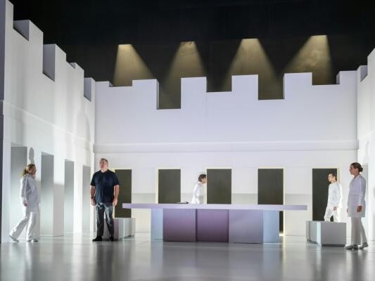 -quot-Triage-quot-am-Landestheater-Salzburg-mit-Entscheidung-am-Limit