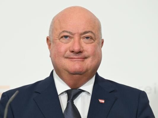 Kanzler-Stocker-nach-Operation-ab-Mittwoch-wieder-im-B-ro