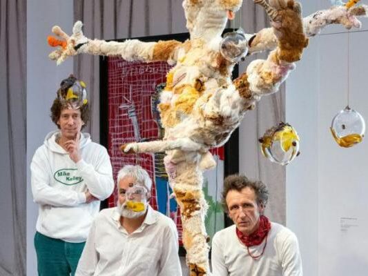 Heidi-Horten-Collection-zeigt-Weihnachtsfigur-von-Gelatin