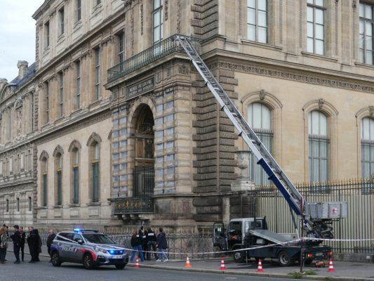 Mittels Leiter stiegen die Täter in den Louvre ein