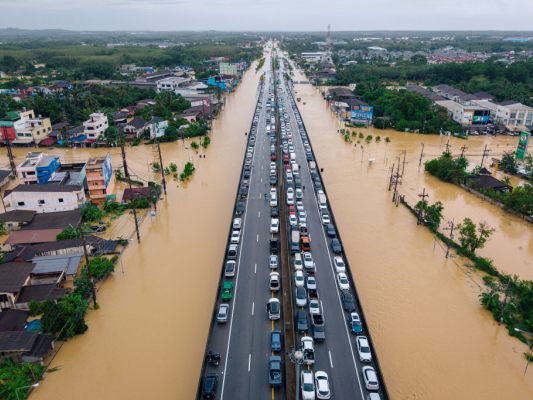 In Hat Yai wurde die erhöhte Autobahn zum geschützten Parkplatz