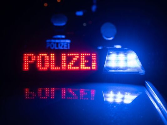 Mann-t-tet-in-Deutschland-vier-Familienmitglieder