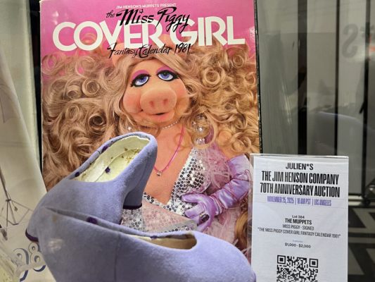 Schuhe-von-Miss-Piggy-versteigert-Andenken-an-Jim-Henson