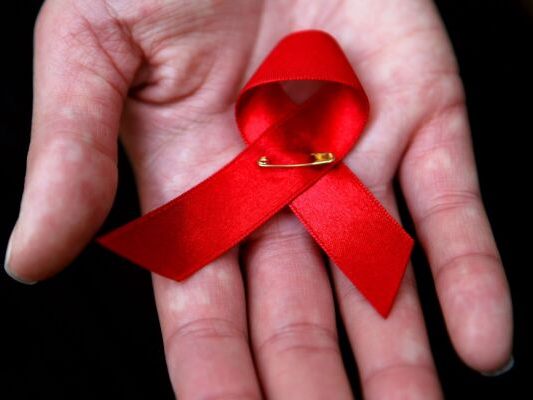 Die rote Schleife ist das Symbol des Welt-Aids-Tags