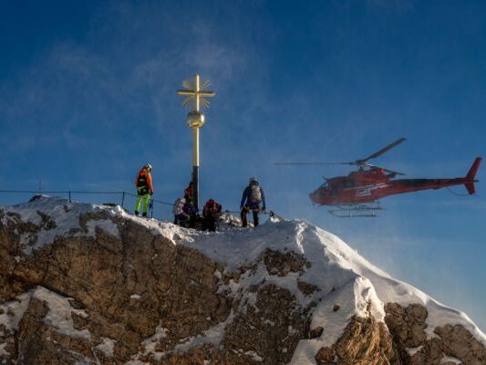 Kreuz wurde restauriert, weil es mit Aufklebern zugepflastert war