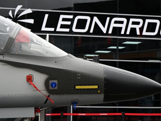Vertr-ge-f-r-Leonardo-Jets-unter-Dach-und-Fach