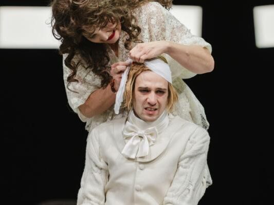 Eine-exaltierte-quot-M-we-quot-am-Landestheater-Nieder-sterreich