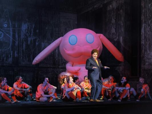 Aschenbr-dels-Fiebertraum-an-der-Wiener-Volksoper