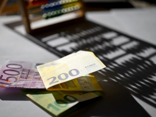 Parteien wollen strukturell sparen