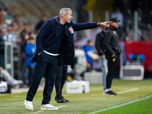 Selbst Vierfach-Tausch vor der Pause half SKN-Coach Sekerlioglu nichts Selbst Vierfach-Tausch vor der Pause half SKN-Coach Sekerlioglu nichts