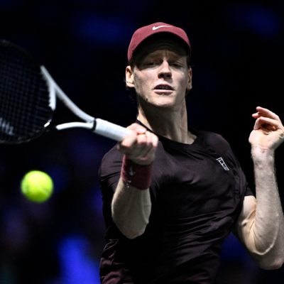 Jannik Sinner gewann das diesmal ungleiche Duell spielend