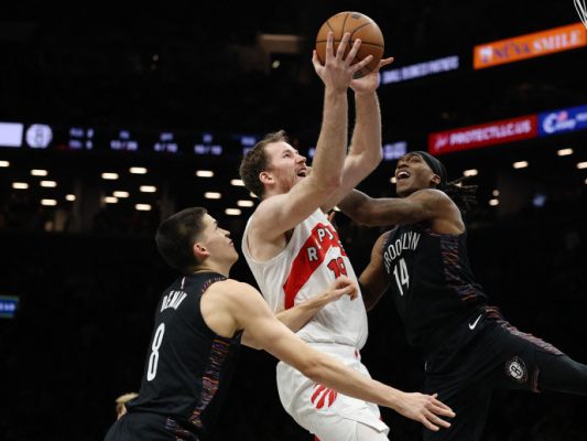 Jakob-P-ltl-bertrifft-2-500-Punkte-Marke-im-Toronto-Dress