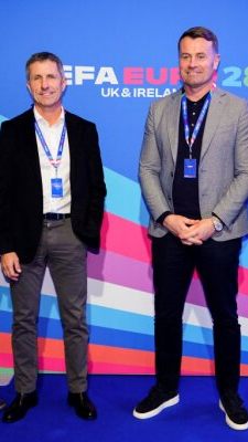 Michael Owen (links) ließ sich die Auftaktveranstaltung nicht entgehen