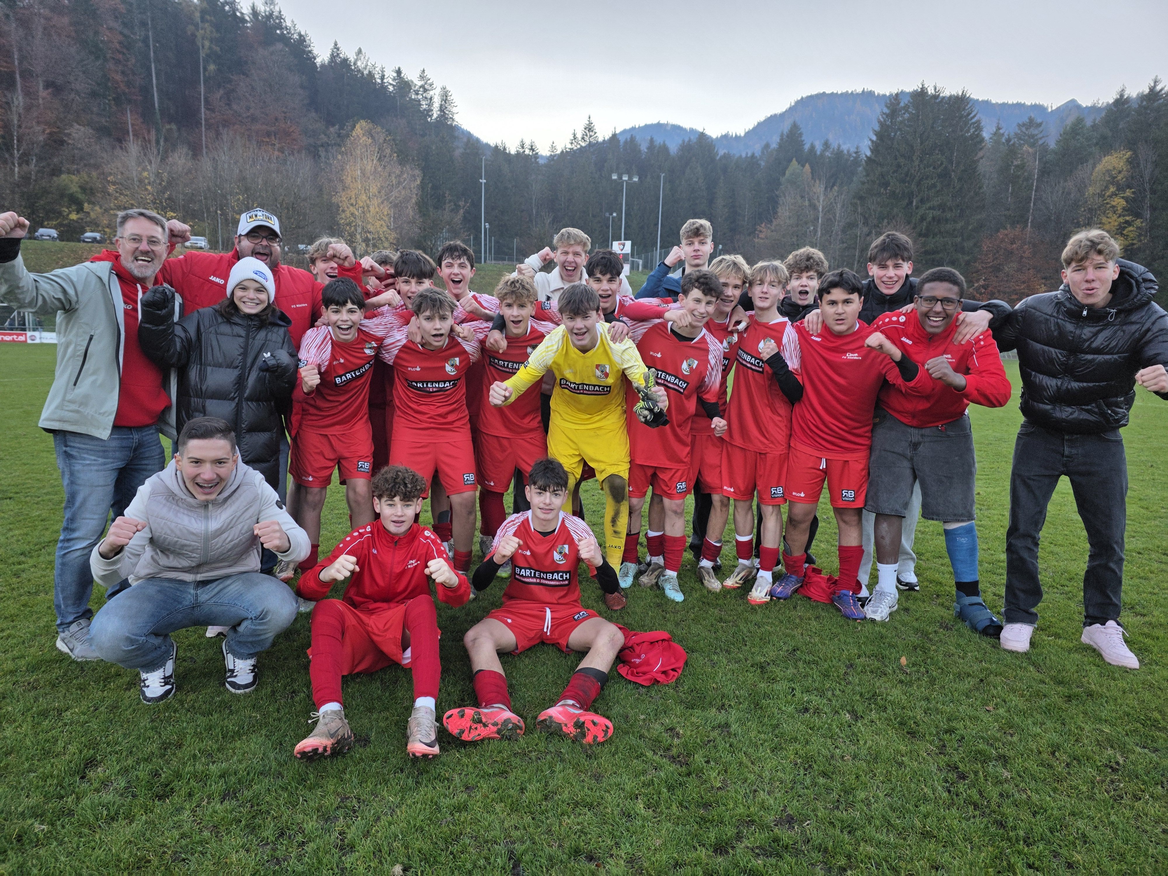 Die-U16-des-Autohaus-Rudi-Lins-FC-N-ziders-kr-nt-sich-zum-Herbstmeister