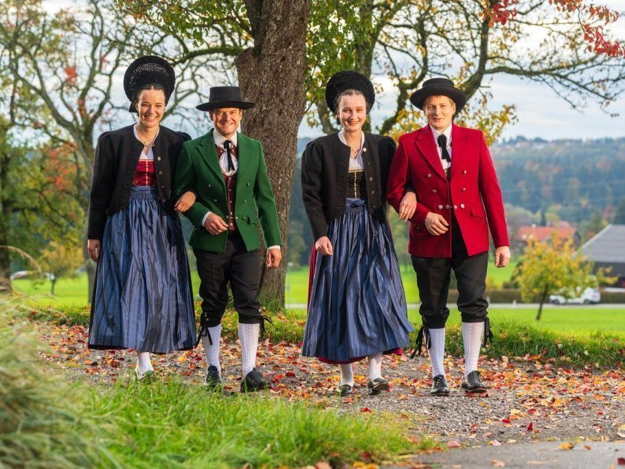 Vom-Schuhplattler-zur-Trachtenkunst-die-Leiblachtaler-Tracht