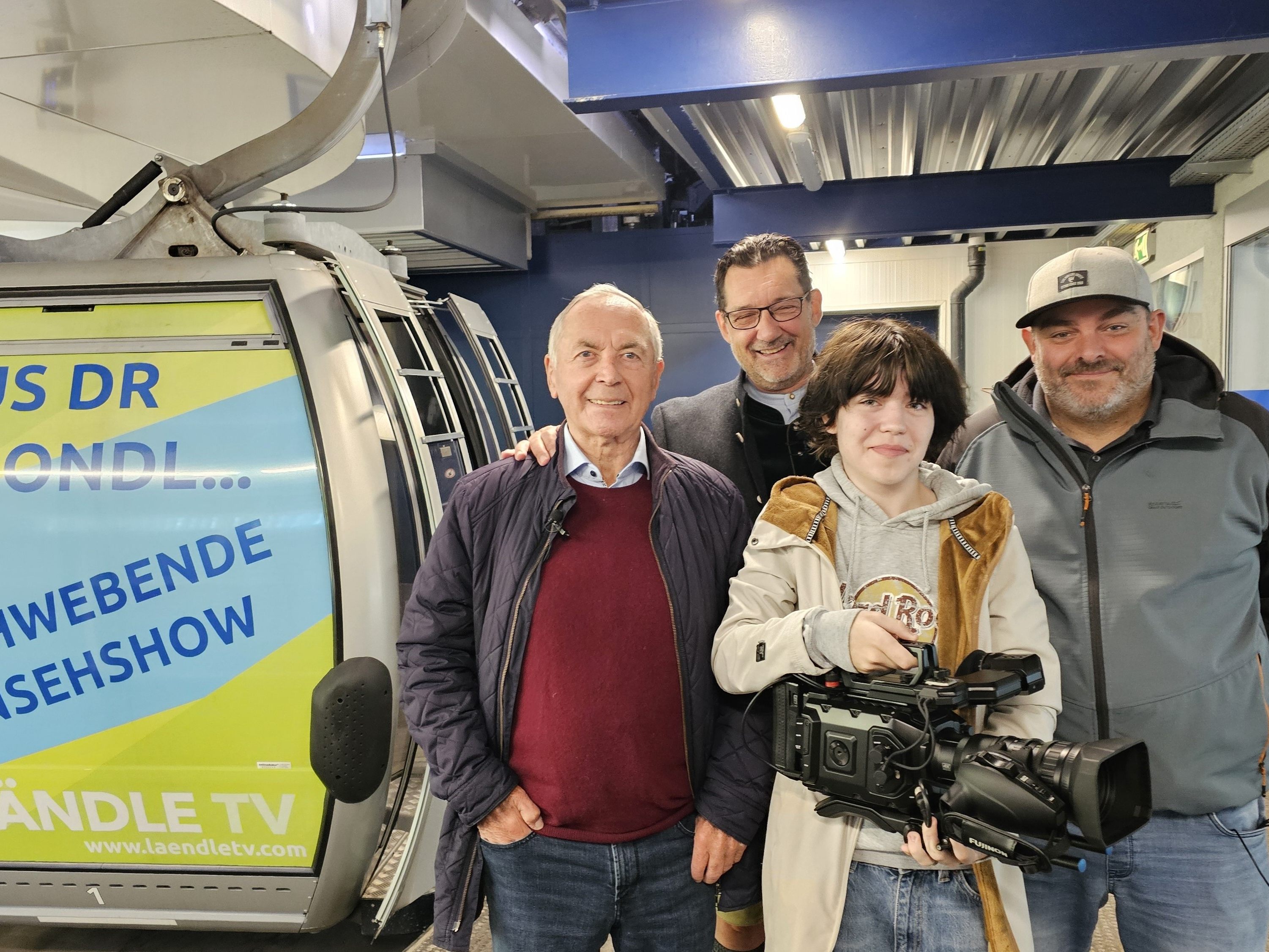 Das weltberühmte Original österreichischer Skigeschichte, Karl Schranz (re) fährt mit Andreas Seeburger (li) in der Fernsehgondel auf dem Muttersberg.