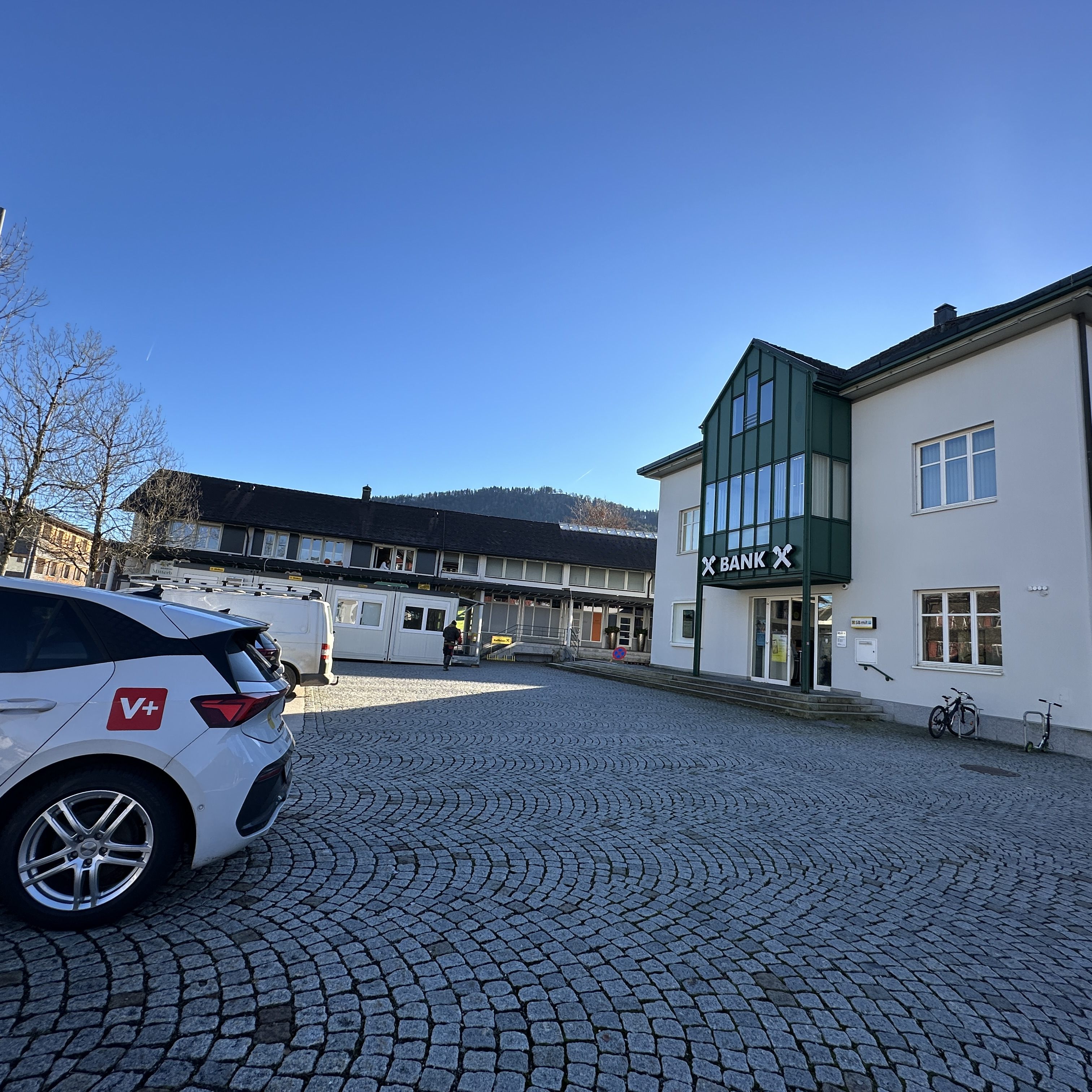 Ein Baucontainer vor der Raiba wirft Fragen auf. Was hier geplant ist.