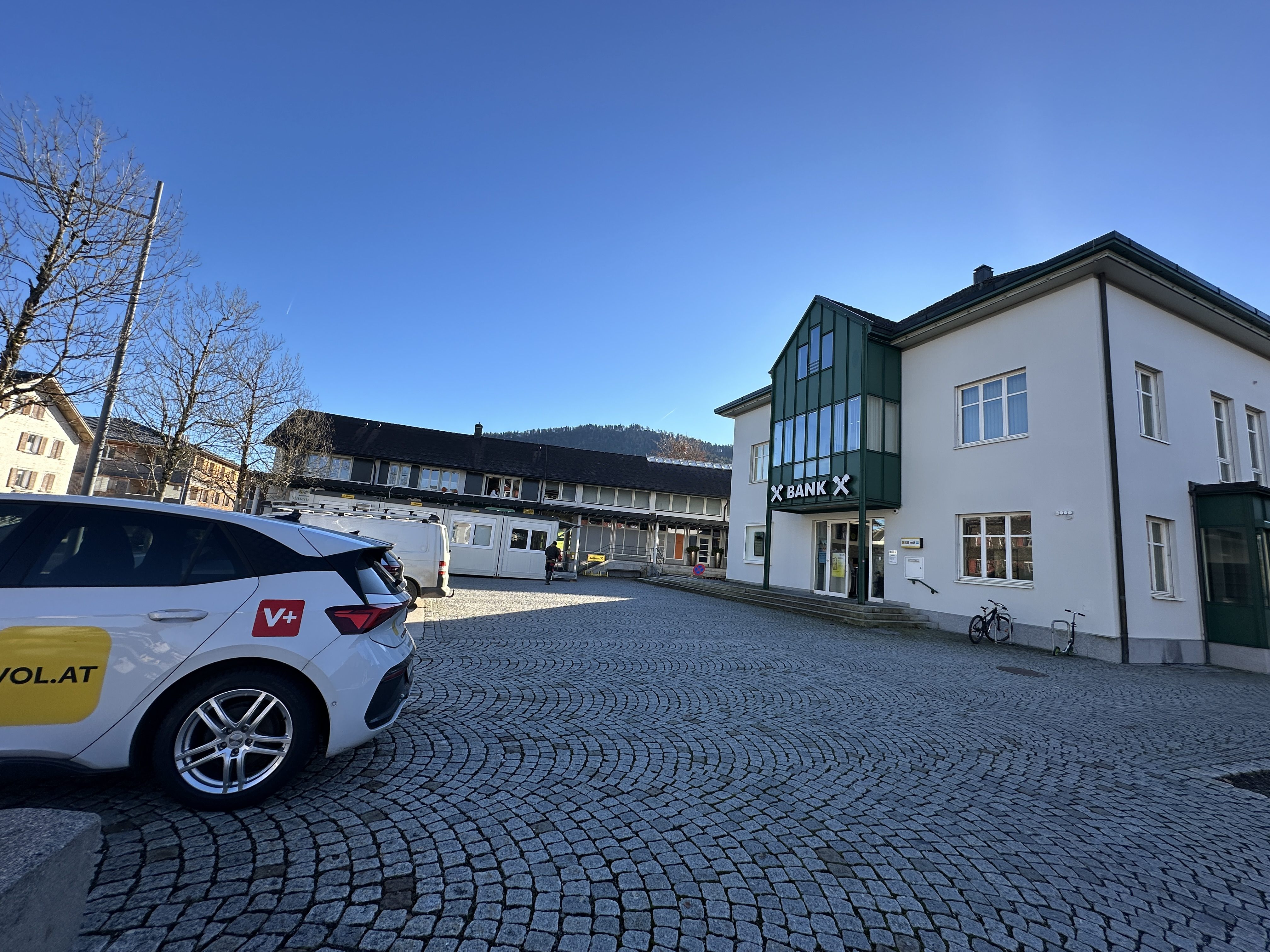 Umbaupl-ne-in-Alberschwende-Baucontainer-vor-Raiffeisenbank-sorgen-f-r-Gespr-chsstoff