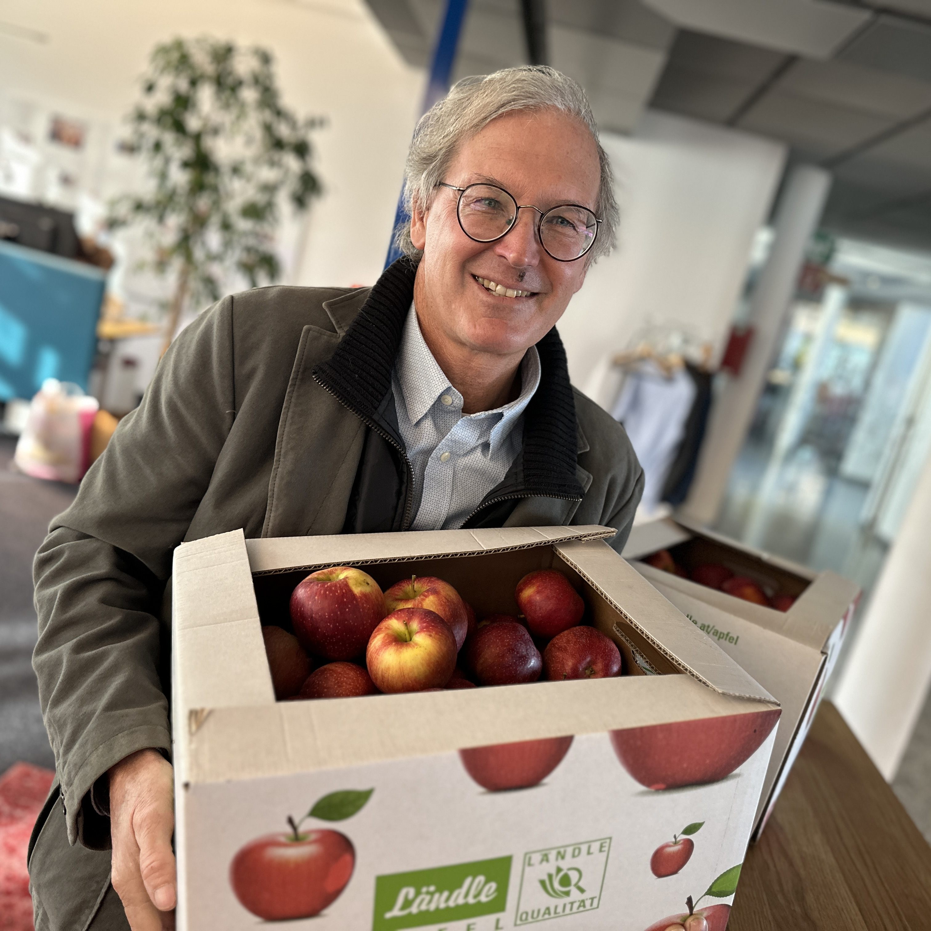 Obstbauer Jens Blum mit einer Kiste seiner Tafeläpfel.