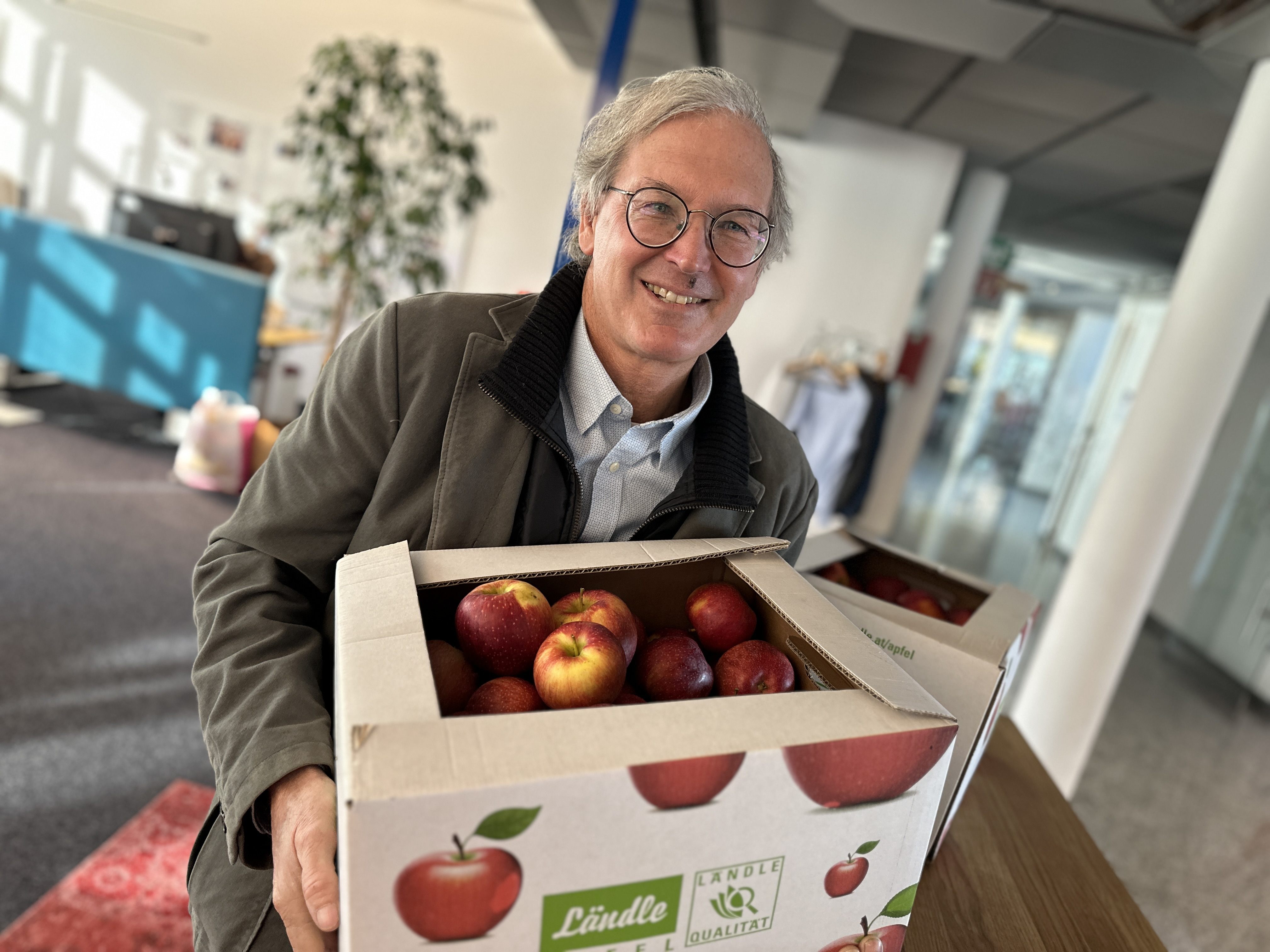 Obstbauer Jens Blum mit einer Kiste seiner Tafeläpfel.