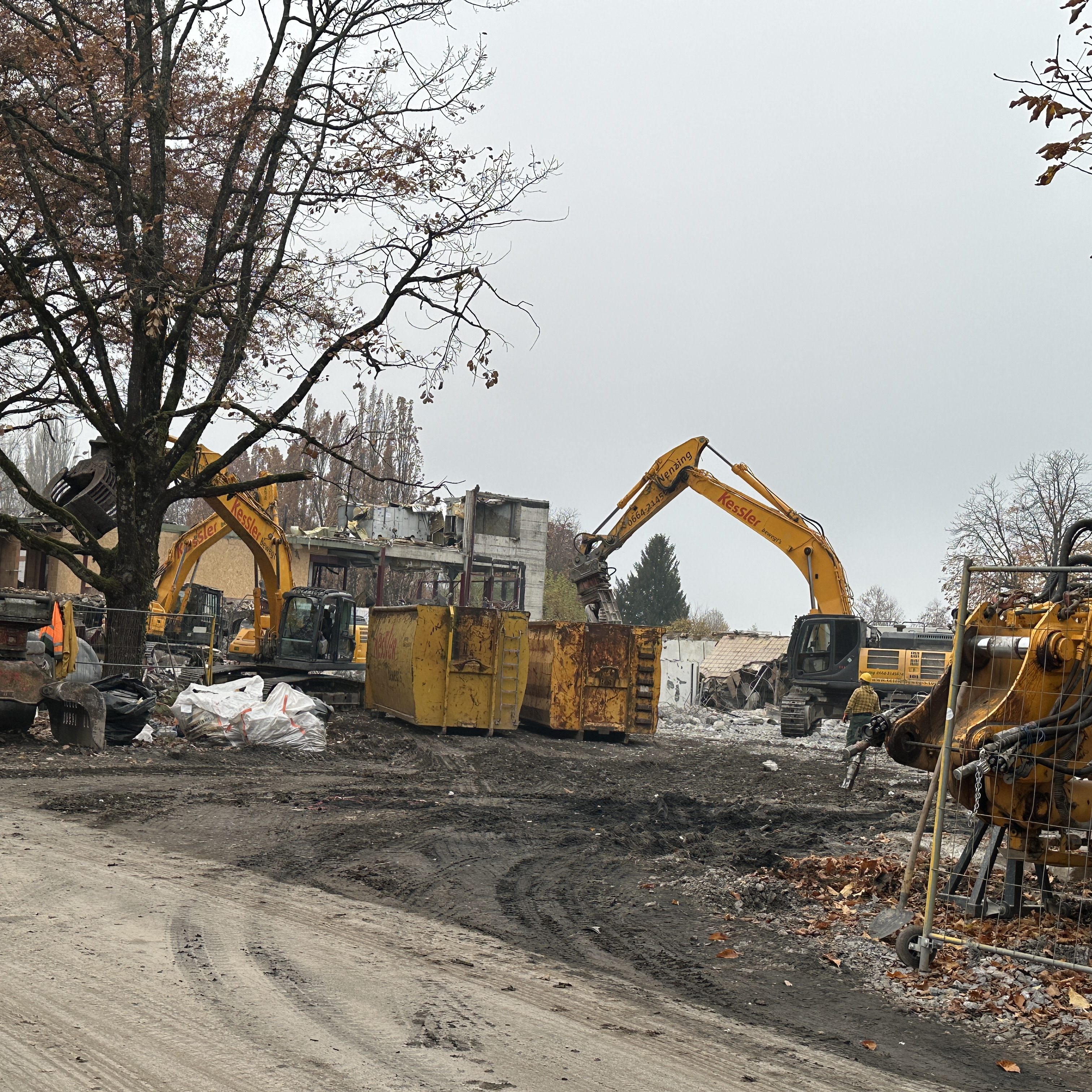 Das alte Hallenbad in Bregenz wird abgerissen.