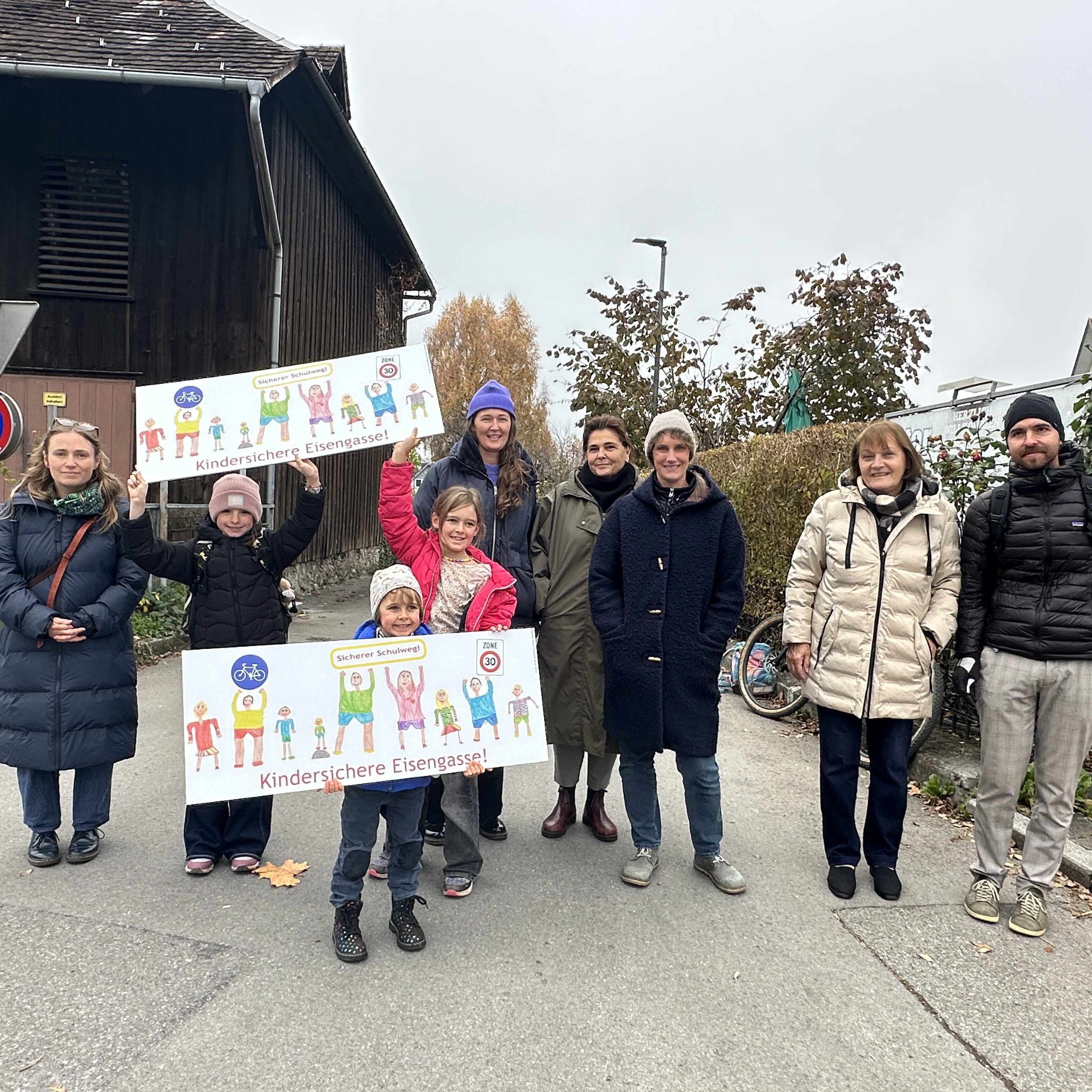 Eltern und Anrainer setzen sich für eine kindersichere Eisengasse ein.