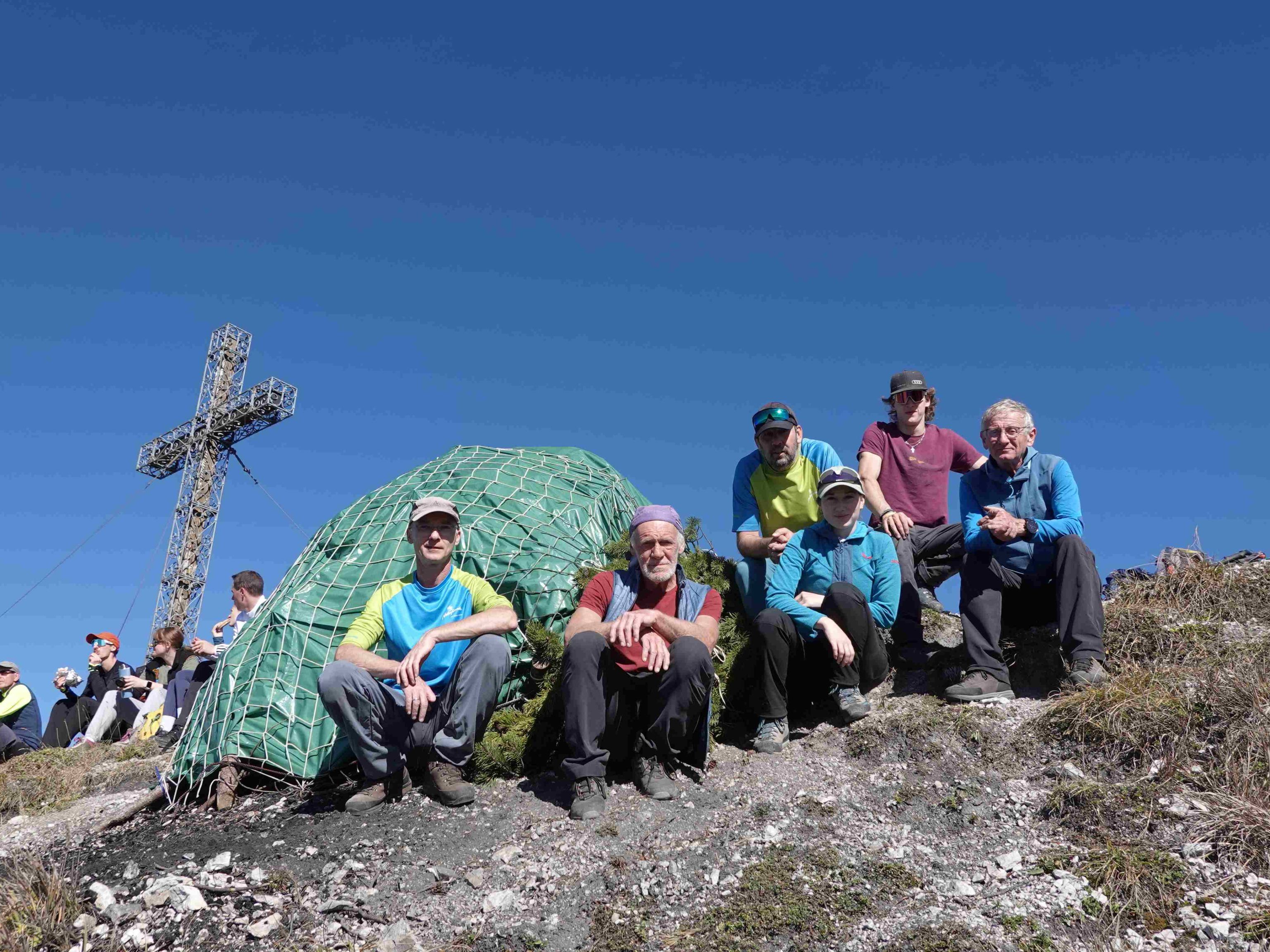 Holzsammlung-f-r-das-Wintersonnwendfeuer
